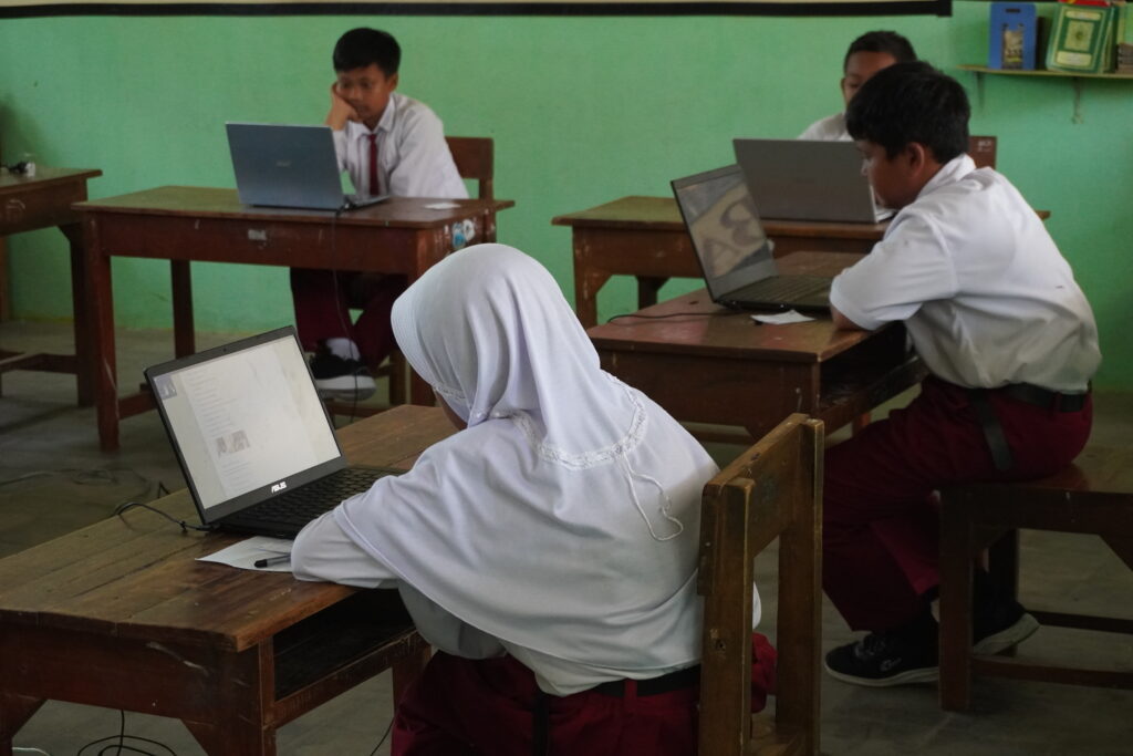 Akses internet membantu para siswa untuk tetap mendapatkan hak pembelajaran di sekolah. 