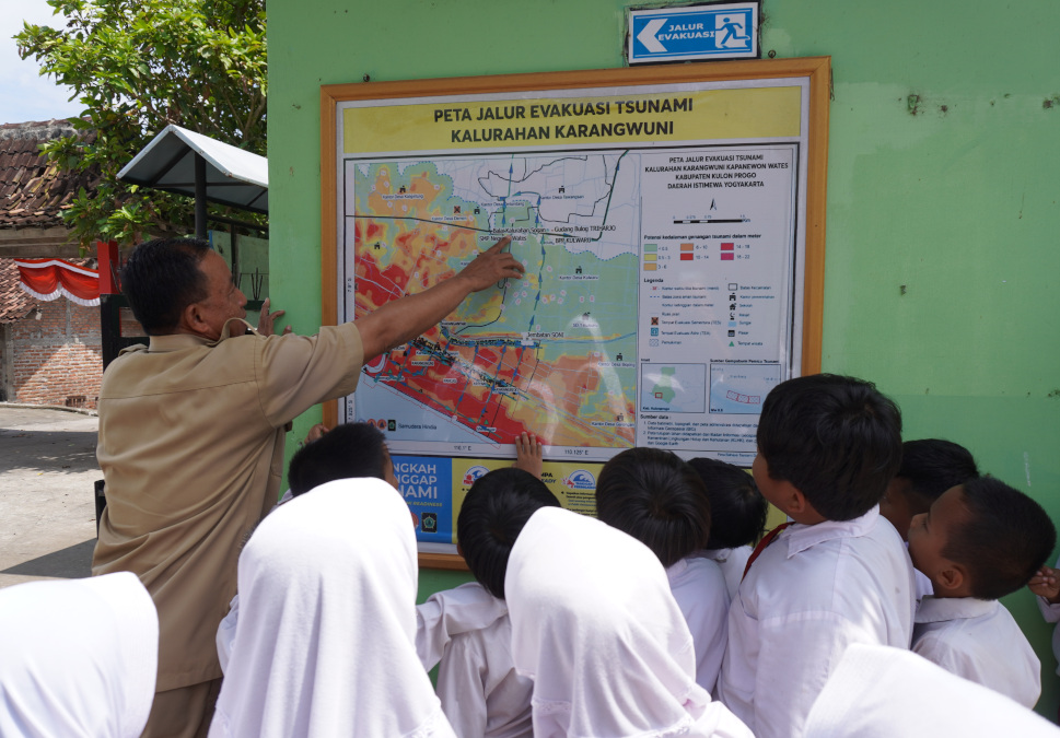 SDN Darat di Kulonprogo berada di zona merah rawah bencana gempa dan tsunami. Pendidikan mitigasi kebencanaan dan literasi digital bagi siswa menjadi kunci untuk mengurangi risiko terburuk.  